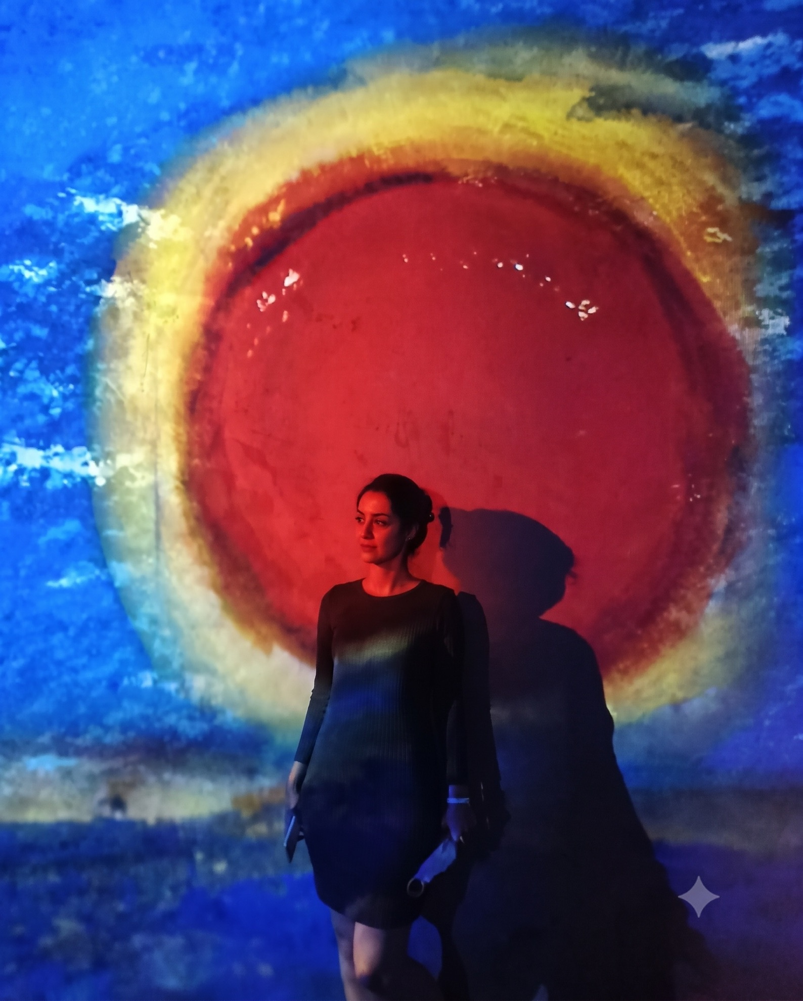 Portrait de Sophia Hosseinzadeh devant une de ses peintures